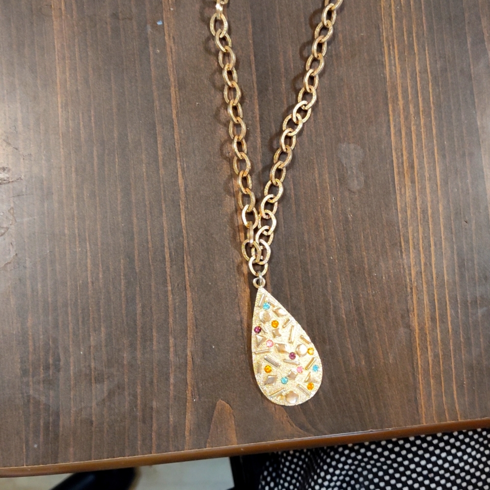Sarah Coventry jeweled teardrop pendant necklace hardly worn!!! Get yours now!